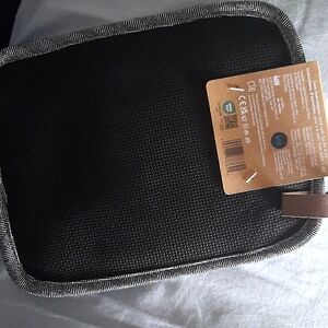 Black and white Cuisinart pot hold